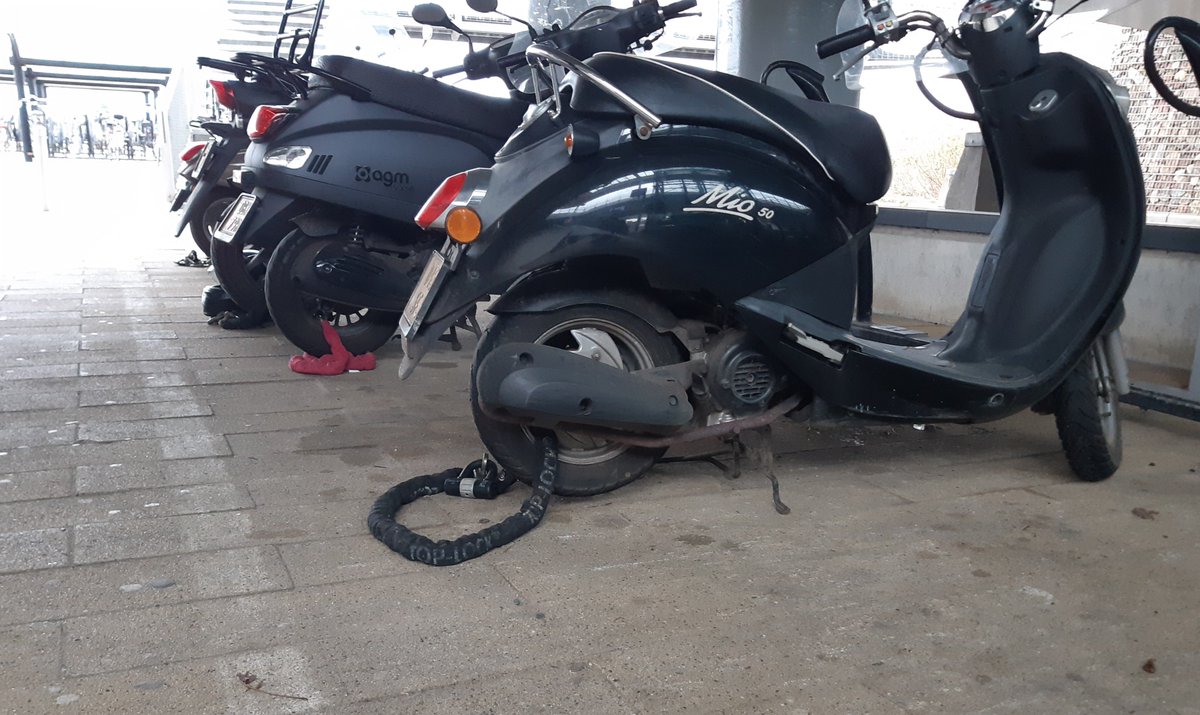 In 2018 zijn er in totaal 12.084 brom- en snorfietsen gestolen. 🙁 Wat doe jij tegen diefstal? (bron: liv.nl/publicaties/di… ) #scooter #bromfiets #snorfiets #diefstal