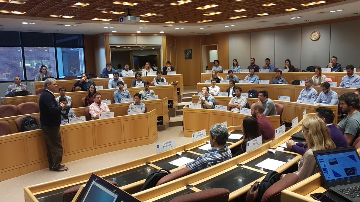 albertowilli's tweet photo. @rodolforivarola da la bienvenida al @IAE_Austral a una nueva camada de Embas / seguimos abriendo #MasterIAE / Emba Lunes 52 alumnos q llegan con la ilusión de cambiar https://t.co/eqtgu58FR6