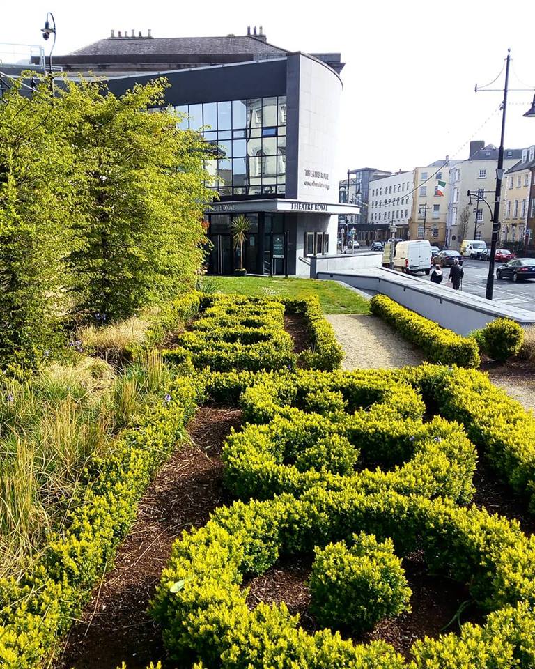 Do you want to enjoy a relaxing cup of coffe in a stunning terrace? Look at these views from the Bishop's Palace café. They are just AMAZING. 😍🍀