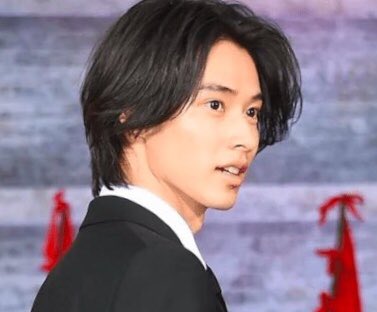 おにぎり Al Twitter しゃべくり見てて山崎賢人さんイケメンすぎてヤバい と思ってたら キングダム撮影で10キロも痩せたのね 元から均整のとれたパーツ配置 丸顔で童顔の可愛らしいイメージだったのが 減量した事で顎ラインがクッキリし大人びた男のエロさを