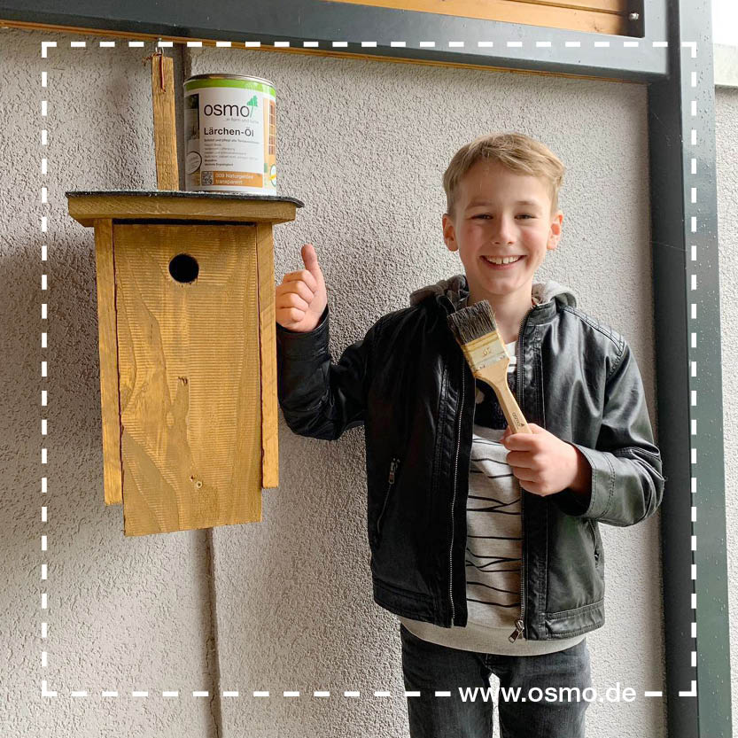Hier haben wir zwei Nachwuchs #Handwerker, die für ihren Garten ein schönes #Vogelhäuschen gebaut haben. Mit Hilfe unseres Lärchen-Öls ist die Holzoberfläche des Vogelhauses nun wasser- und schmutzabweisend. Jetzt können die #Vögel kommen! 😉🐦
#osmo #Fruehling <a href="/Osmo_DE/">Osmo Holz und Color</a>