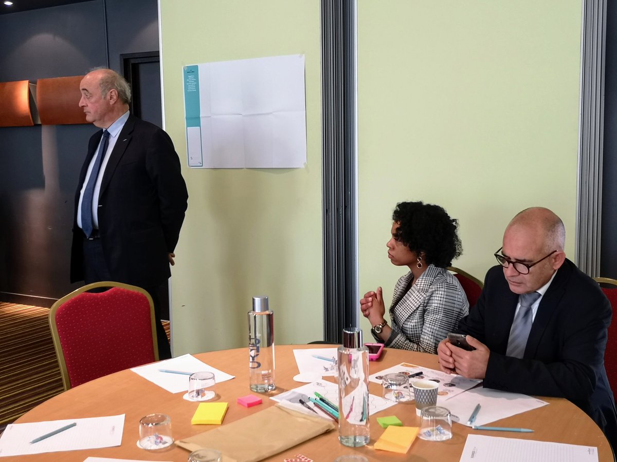 mariquiquemelle's tweet photo. Renouvellement du #contratdepresencepostale
Avec le président @PatrickMolinoz, des parlementaires, députés et sénateurs, ainsi que des responsables #présencepostale en BFC à retrouver #echodescommunes https://t.co/1S0PIlyPyK
