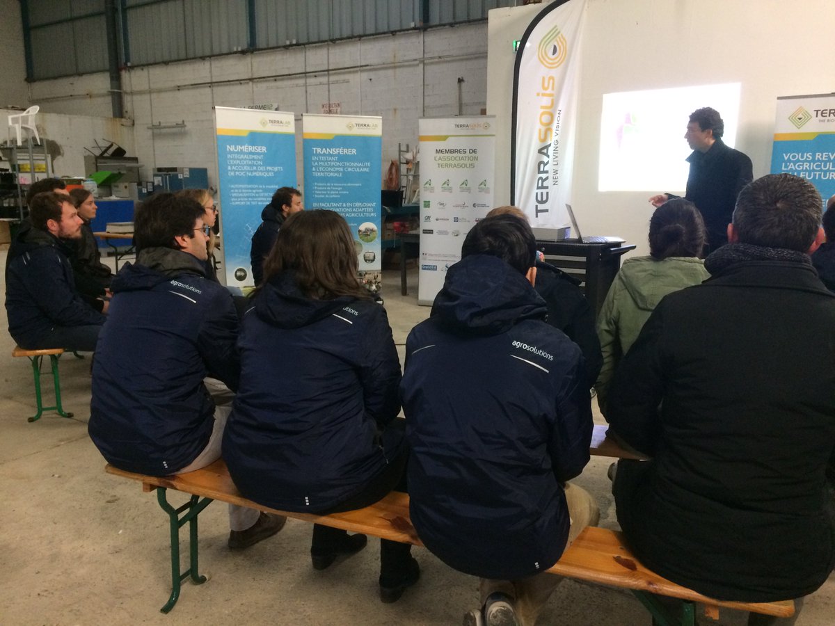 agrosolutions's tweet image. L&apos;équipe @agrosolutions encore une fois #SurLeTerrain pour découvrir les innovations agronomiques de @Terrasolis_ La base 112 a encore de beaux jours devant elle ! #Terralab