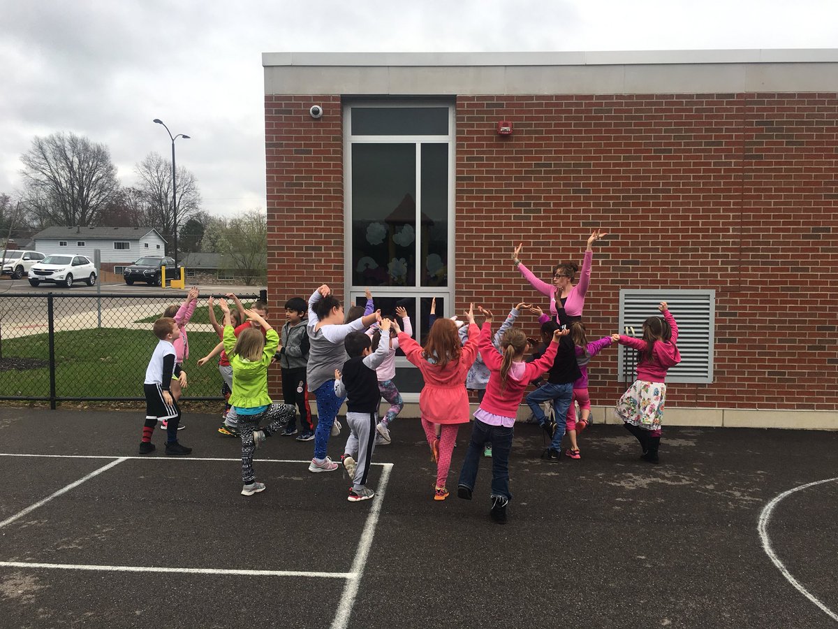 _Mrs_Hubbard_'s tweet photo. Kicking off our Healthhy Habits week with some recess Yoga! 🧘🏼‍♀️🧘🏽‍♂️ #HealthyHabitsWeek #MindfulMonday #BeesTweet https://t.co/scdS9H354V