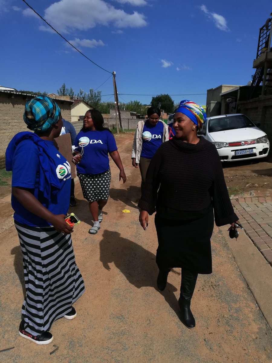 BelindaE6's tweet photo. Door to door, this gentleman ran after us to ensure that do his membership sane time. Visiting the elderly also gave opportunity to register them for special votes. We are ready to govern Gauteng. #1SA4ALL
#ProfessionalPolice
#Fairaccesstojobs
@LeahK28 @Kate_Lorimer @FunzelaZA https://t.co/TaOHvRglxK
