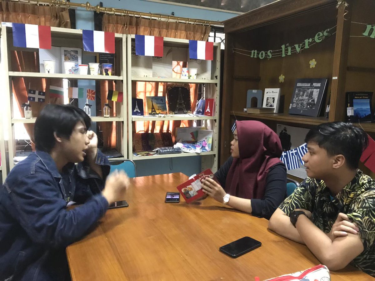 Bonsoir! 
Tadi siang ada diskusi menarik dengan media buku, serta ada pengenalan kata dalam Bahasa Prancis.
#wpumy #wp