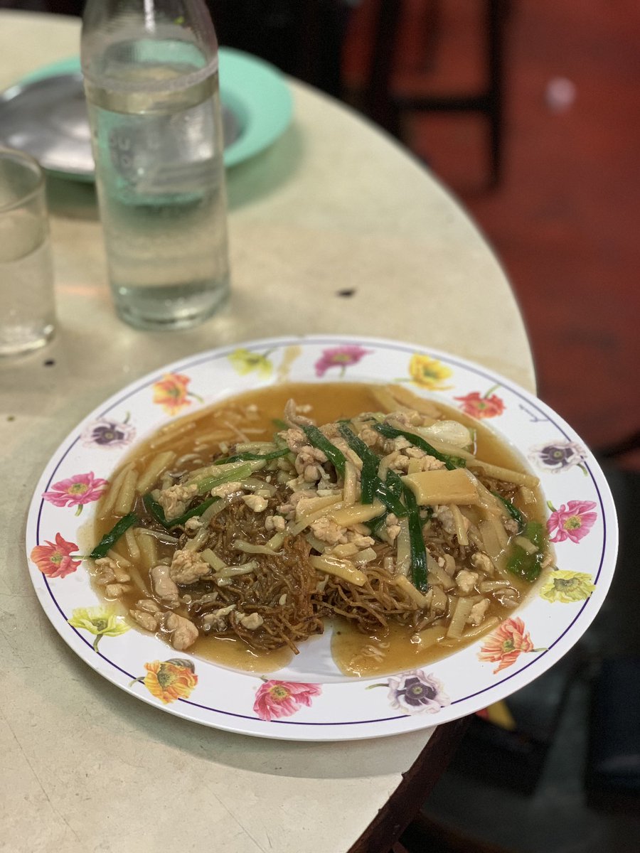 thecuriousdan's tweet photo. ไล่เฮงโภชนา — เปิดมา 50 กว่าปีแล้ว ทีเด็ดคือสุกี้เตาถ่าน น้ำจิ้มเต้าหู้ยี้แบบไหหลำ หมูหมักกับไข่ดิบ��ิ้มๆตอกๆกันเอาเอง ส่วนโกยซีหมี่เส้นทอดกรอบหอมกลิ่นไหม้ เหยาะจิ๊กโฉ่วตราหัวกวางคือนิพพาน https://t.co/CwiirOH3zl
