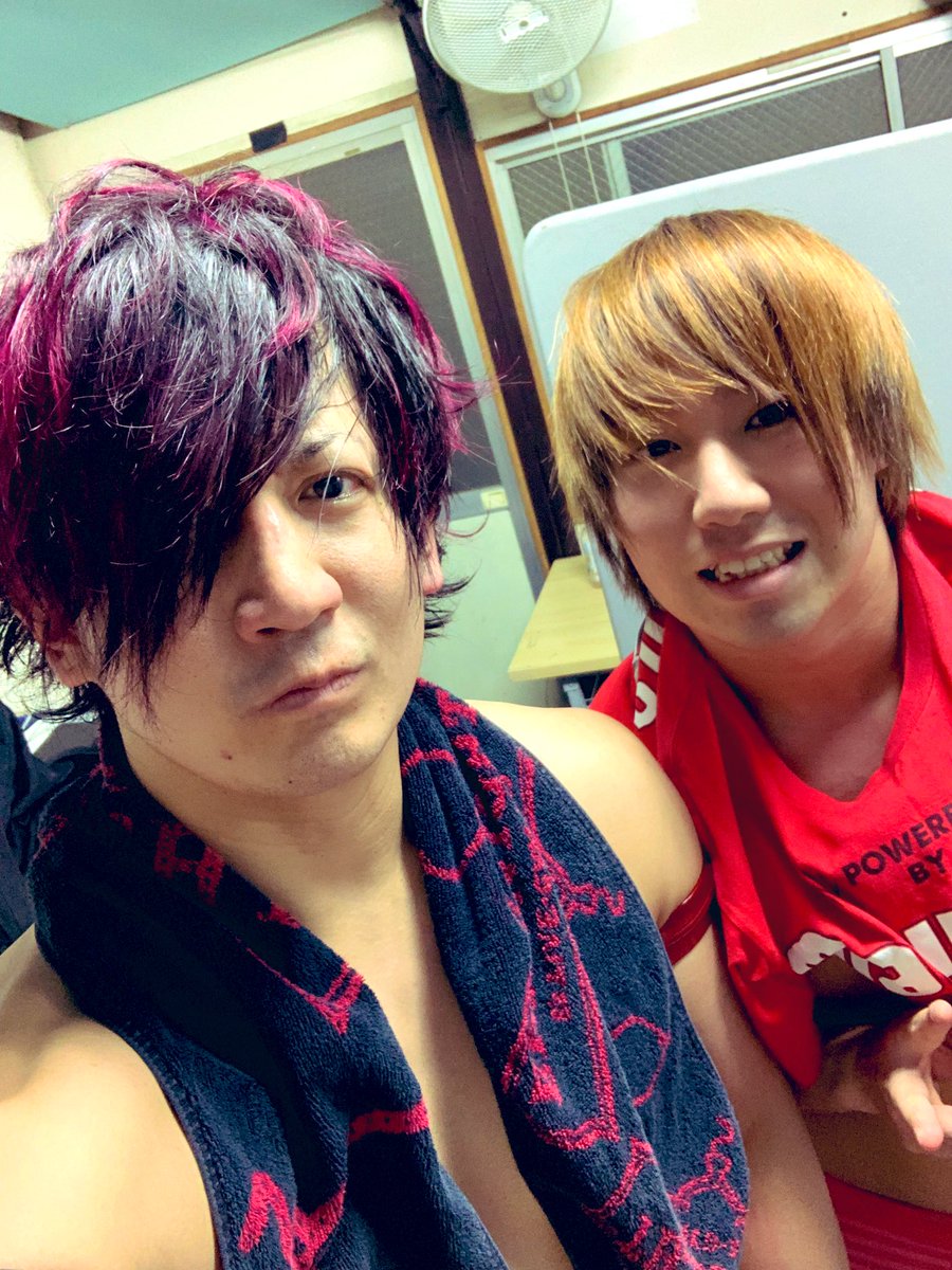 TOBUTOBU_SHOTA's tweet image. マーベラスさん初参戦でした！
闘うまでは何で彼は女子団体に1人いるんだろうって思ってたけど、闘って彼の覚悟を感じた。身体能力凄いし、素晴らしい選手だった。

あんなに顔面に蹴りぶち込んだのになんやこの爽やかな笑顔は。年の差11歳だってさ。涙
レオ君ありがとう！またやろう！
#marvelouspro