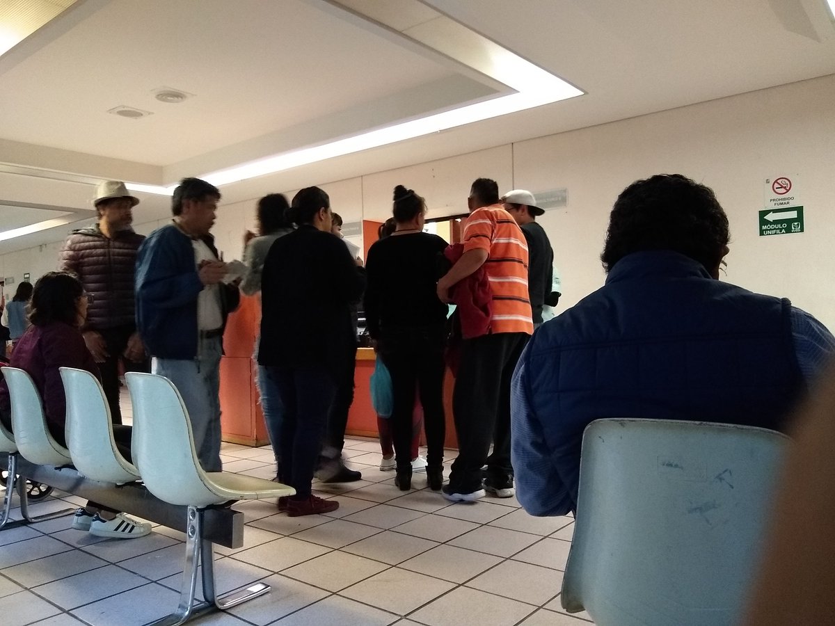 gmoaguilera's tweet photo. Gente formada desde antes que abran la clínica del @Tu_IMSS (5 am algunos) y luego espera hasta las 8 que inicia la consulta. Sólo 4 o 5 serán atendidos por su médico familiar. El resto a Unifila, a perder al menos medio día. #TratoIndigno https://t.co/gFSdmbnBTF