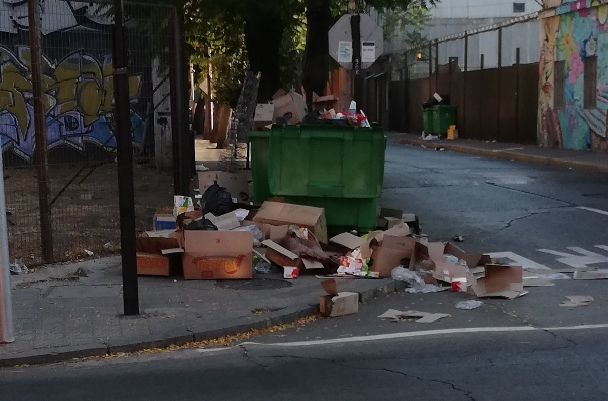 crmeco's tweet photo. A esta altura podremos decir que tenemos #CrisisSanitariaEnSantiago. Fotos de hoy lunes a las 08:00 en calle Esperanza, gran parte de estos focos de insalubridad son producto del #comercioilegal. Cc:

@Muni_Stgo
@ministeriosalud
@Salud_Responde
@AlessandrFelip
@KarlaEnAccion https://t.co/z7jptvdH8C