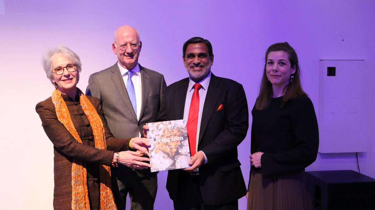 TataSteelNL's tweet image. Directievoorzitter Theo Henrar (Tata Steel NL) en ambassadeur van India, Venu Rajamony, bij de presentatie van het boek ‘Levend IJzer’ in het Stedelijk Museum. Auteurs: Pauline van Lynden (links) en Vanessa Everts (rechts). Het boek beschrijft de staalcyclus en invloed op de mens