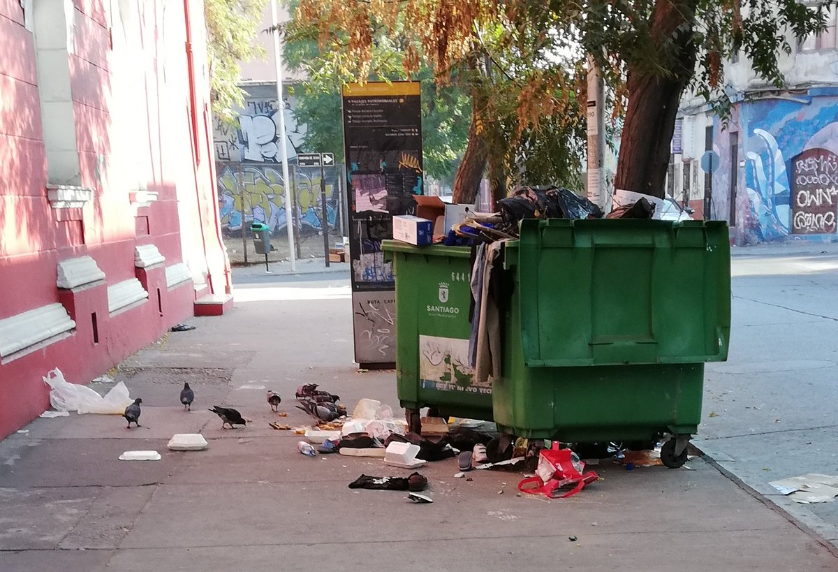 crmeco's tweet photo. A esta altura podremos decir que tenemos #CrisisSanitariaEnSantiago. Fotos de hoy lunes a las 08:00 en calle Esperanza, gran parte de estos focos de insalubridad son producto del #comercioilegal. Cc:

@Muni_Stgo
@ministeriosalud
@Salud_Responde
@AlessandrFelip
@KarlaEnAccion https://t.co/z7jptvdH8C