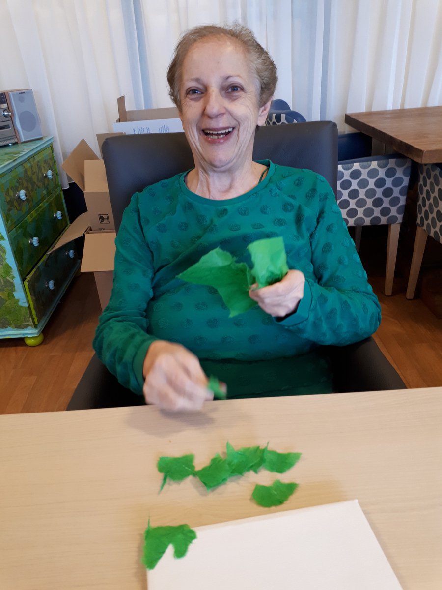 Visio_WD_Midden's tweet photo. Nieuw  in Hoogeveen: Dagbesteding voor ouderen met een visuele beperking "Vandaag zijn we bezig geweest met het thema voorjaar. Kleine stukjes geweven papier scheuren en opplakken. Zo krijg je een heel leuk effect" Meer weten bel of app naar 06 46 941 514  https://t.co/w6C7U2mLiI https://t.co/222NBvx0D7