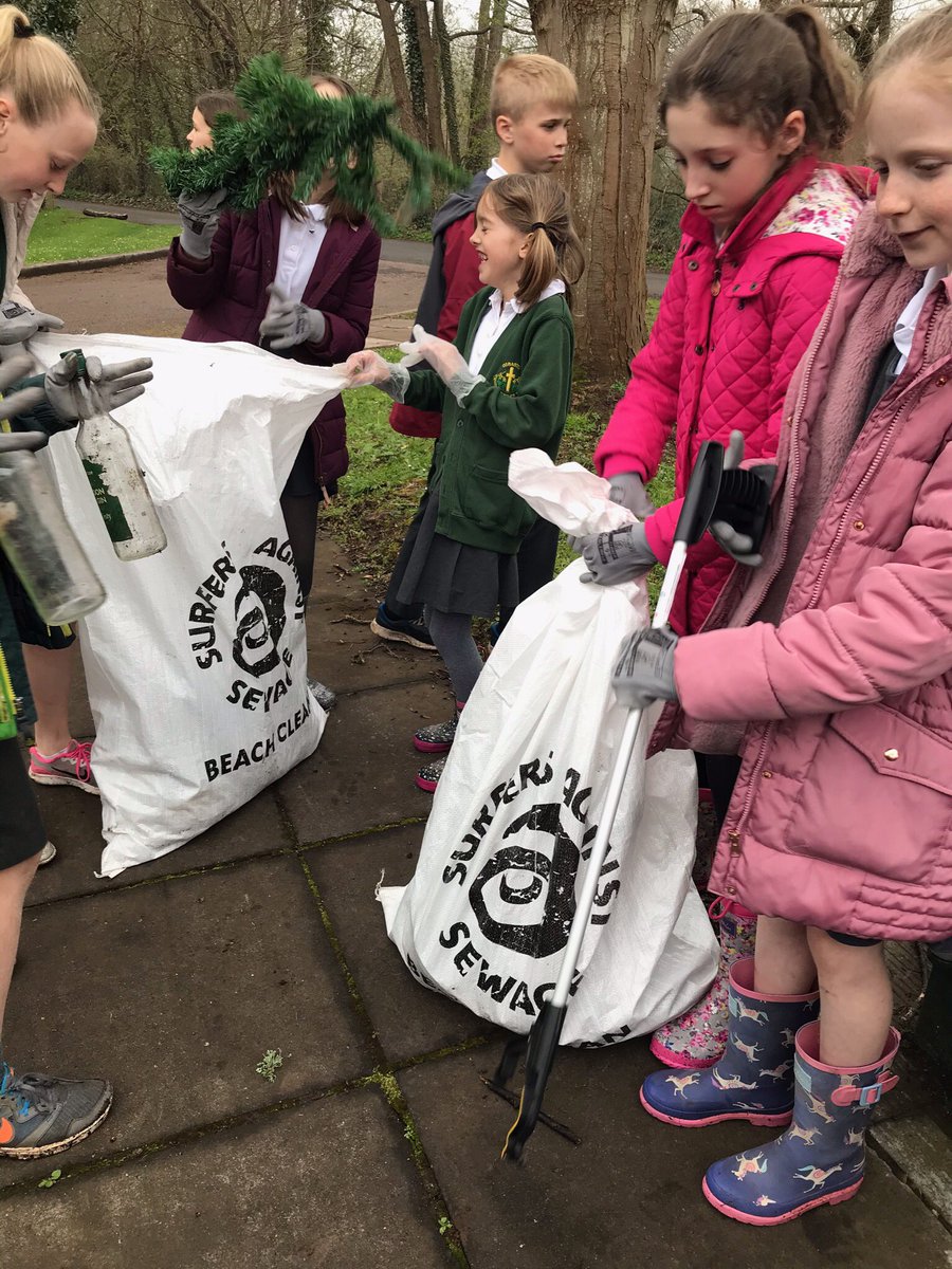 Community litter pick, a whole 2 bags! Da iawn Eco Council. @EcoSchoolsWales @Keep_Wales_Tidy #litterheros @KirstieMAllsopp @bigspringclean