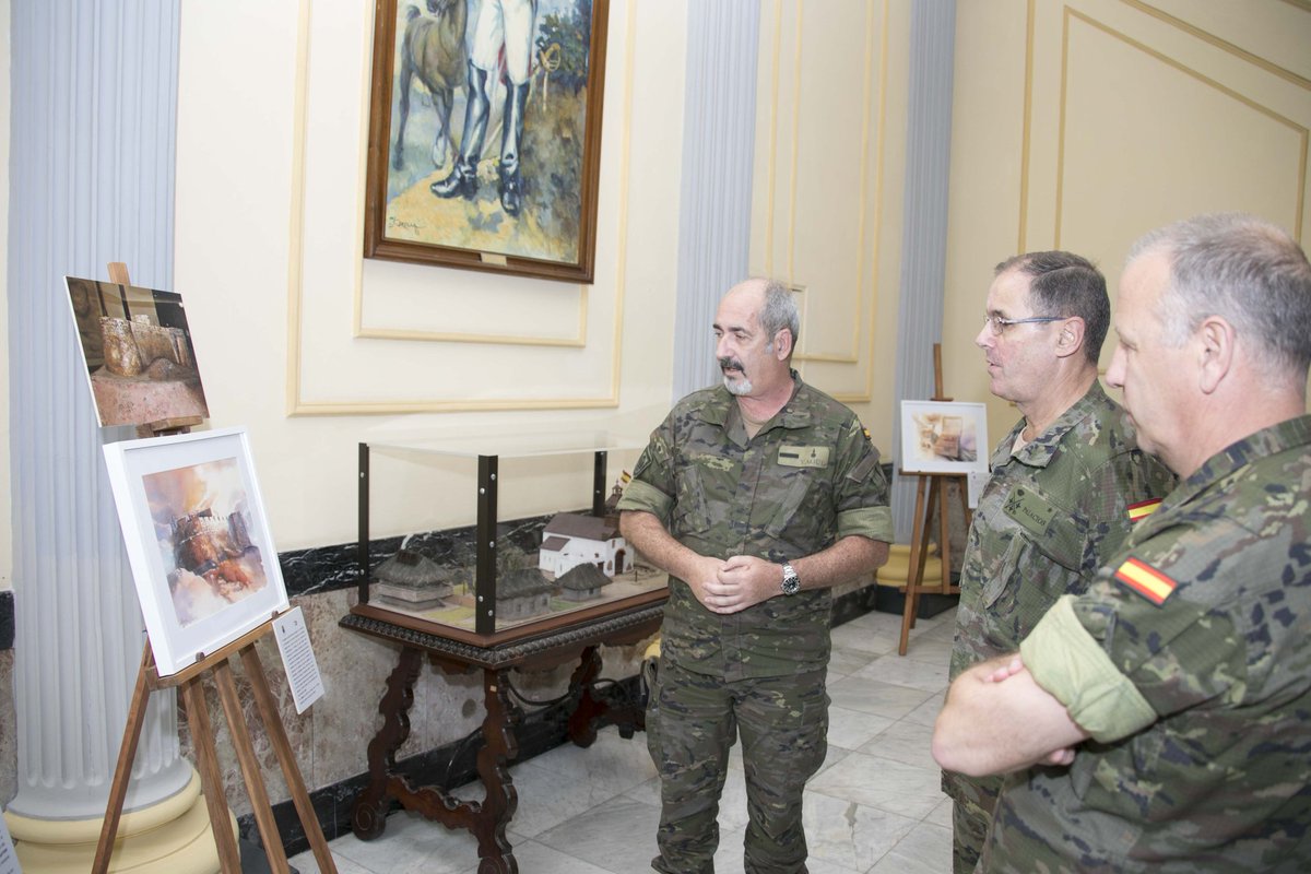 MCANA_ET's tweet photo. El teniente general Palacios, jefe del @MCANA_ET, visita la exposición "Calendario 2019" ubicada en el Antiguo Edificio del Gobierno Militar y sede de la Jefatura de la Quinta SUIGE, en Santa Cruz de Tenerife.
@EjercitoTierra https://t.co/uJYQjWugq3