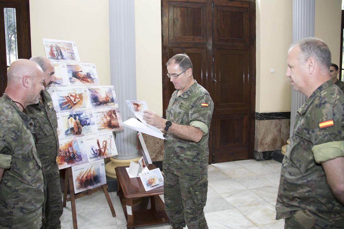 MCANA_ET's tweet photo. El teniente general Palacios, jefe del @MCANA_ET, visita la exposición "Calendario 2019" ubicada en el Antiguo Edificio del Gobierno Militar y sede de la Jefatura de la Quinta SUIGE, en Santa Cruz de Tenerife.
@EjercitoTierra https://t.co/uJYQjWugq3