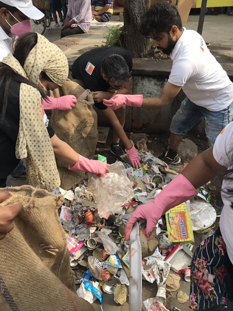 PloggaIndia's tweet image. .@ploggaindia collaborated with @Helo_IN to cleanup C.R Park &amp;amp; activate residents to fight the litter problem. This was Delhi&apos;s 1st community-led #plogging initiative. With Plogging as the primary narrative we discussed issues that need urgent redressal #SolveDifferent