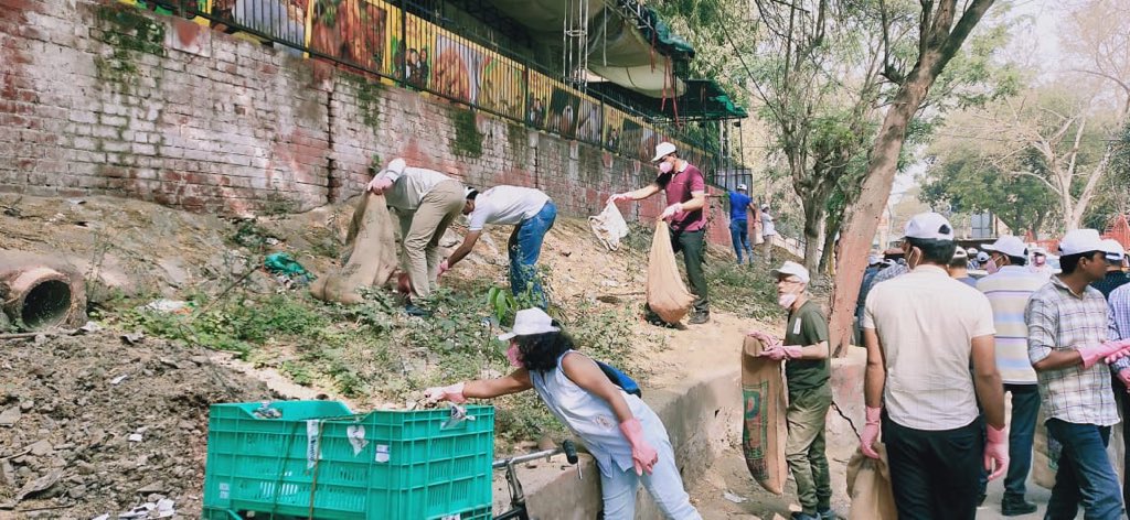 PloggaIndia's tweet image. .@ploggaindia collaborated with @Helo_IN to cleanup C.R Park &amp;amp; activate residents to fight the litter problem. This was Delhi&apos;s 1st community-led #plogging initiative. With Plogging as the primary narrative we discussed issues that need urgent redressal #SolveDifferent