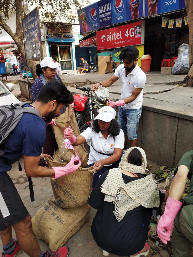 PloggaIndia's tweet image. .@ploggaindia collaborated with @Helo_IN to cleanup C.R Park &amp;amp; activate residents to fight the litter problem. This was Delhi&apos;s 1st community-led #plogging initiative. With Plogging as the primary narrative we discussed issues that need urgent redressal #SolveDifferent