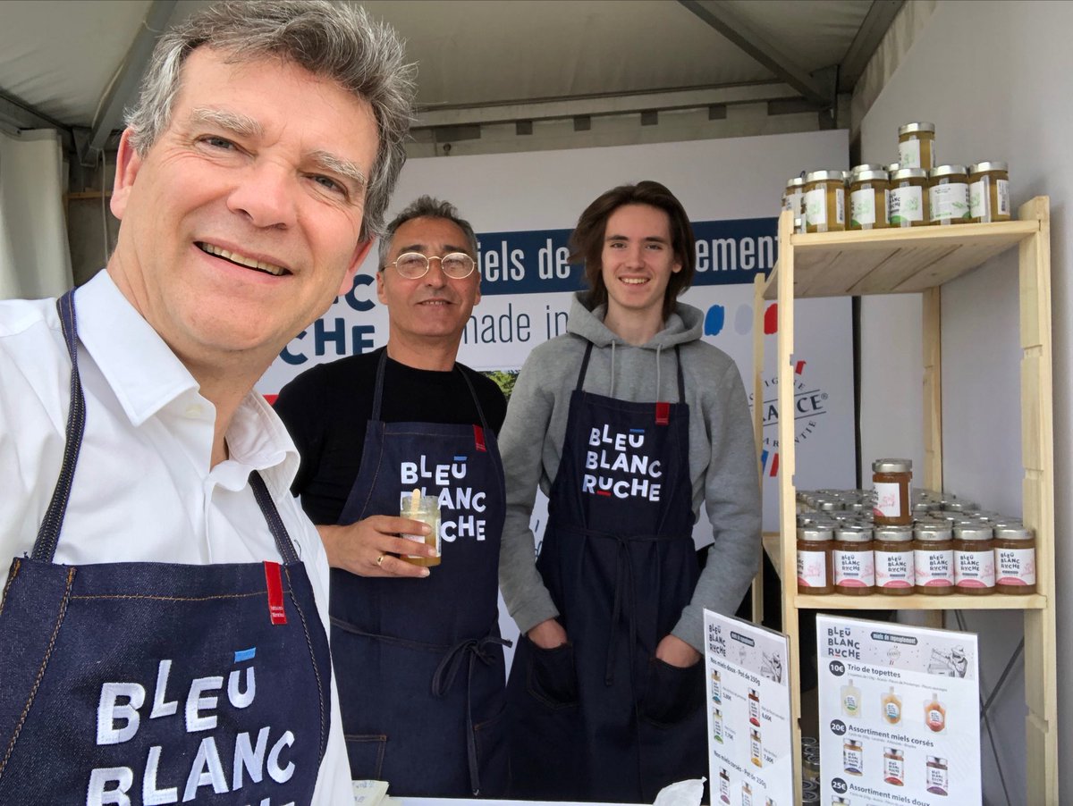 montebourg's tweet photo. Beaucoup de monde pour goûter nos miels de repeuplement ⁦@BleuBlancRuche⁩ au Village de Pâques au pied de la Tour Eiffel ! https://t.co/46Ajs2K2Fb