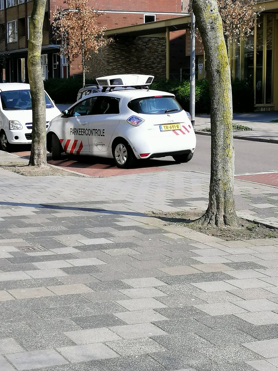 Geachte <a href="/gem_groningen/">Gemeente Groningen</a> mag parkeerbeheer de scanauto zo beroerd parkeren zodat de passagier een boodschapje kon halen bij een drogist.had geen bedrijfskleding aan.