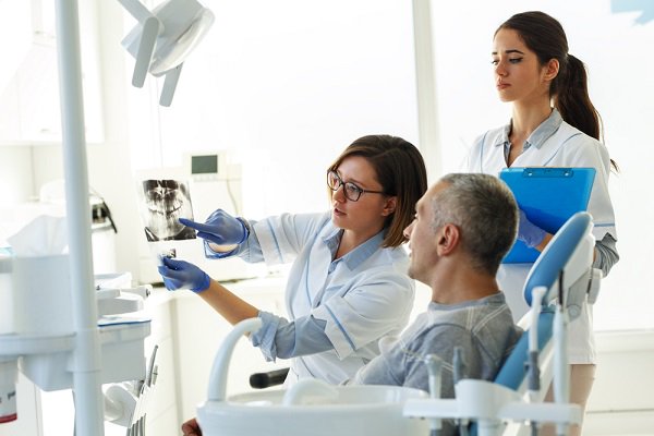 medlineplus's tweet photo. Schedule regular checkups with your dentist. #OralCancer may be discovered when your dentist does a routine cleaning and examination. Learn more:  https://t.co/OngVOjUHSb https://t.co/jViqDuQ0LK