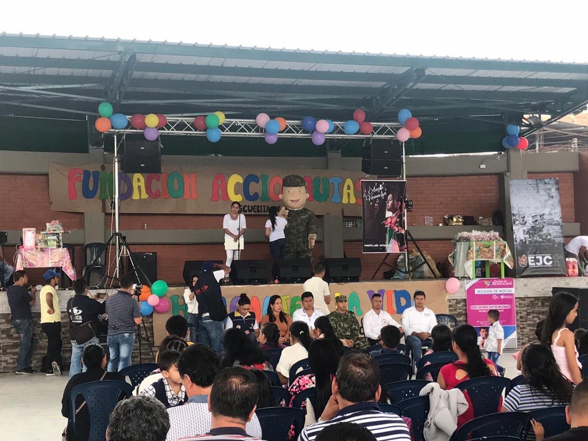Ejercito_Div6's tweet photo. En coordinación con la fundación Accionautas #HéroesBicentenarios del #BatallónDeAcciónIntegral6, #Baspc27 y #BatallónDomingoRico celebraron el Día del niño con actividades lúdicas para los niños que fueron damnificados por la avalancha en Mocoa #Putumayo Somos #FeEnColombia https://t.co/egp6pK0QlE