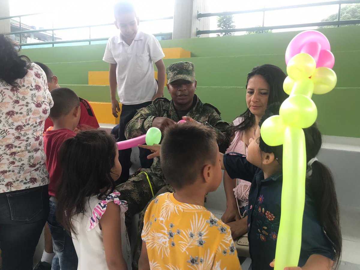 Ejercito_Div6's tweet photo. En coordinación con la fundación Accionautas #HéroesBicentenarios del #BatallónDeAcciónIntegral6, #Baspc27 y #BatallónDomingoRico celebraron el Día del niño con actividades lúdicas para los niños que fueron damnificados por la avalancha en Mocoa #Putumayo Somos #FeEnColombia https://t.co/egp6pK0QlE