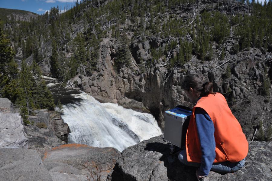 USGSVolcanoes's tweet photo. Forget what you learned in high school physics -- gravity is not a constant!  Find out more about how gravity can be used to help monitor volcanoes in this week's #Yellowstone #CalderaChronicles.

https://t.co/DJUPXREbSb https://t.co/5AyoAlu2m8