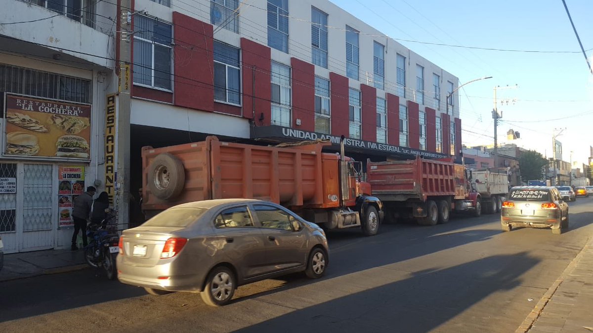 CATEM_Dgo's tweet image. Ante irregularidades en la Junta de C y A, compañeros del Sindicato Valle del Guadiana se manifiestan para exigir la renuncia de la Presidente Marcela Quiñónez.