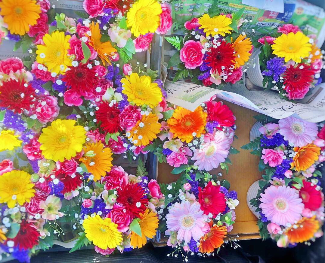 黒沢生花店 入学式の教室に飾る フラワーアレンジメント 尼崎市 立花駅 立花市場 花屋 黒沢生花店 入学式花 フラワーアレンジメント ガーベラ アルストロメリア スプレーカーネーション スターチス かすみ草 レザーファン デルフィニウム