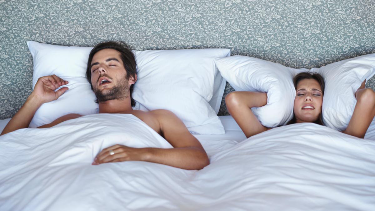 Как называется мужчина с мужчиной спят. Храпить в постели. Блаженный сон. Храп фото.