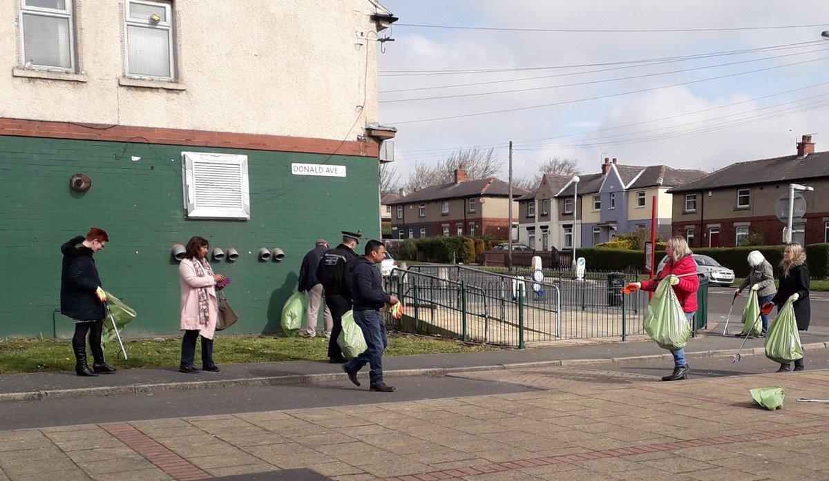 Neighbourhood Watch members &amp; staff from Bradford South Area Co-ordinator’s Office, Incommunities, local PCSO's and members of nearby St Paul’s Church joined local residents at the clean up of Odsal around Smith Avenue. A magnificent effort by all concerned.