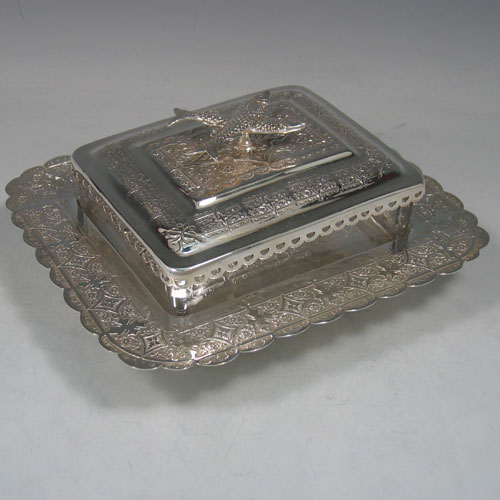 DickensMuseum's tweet photo. This #Thursday we'll have tastings &amp; talks at special event Punch and Puddings! Here's a sneak peek of some of the curious objects from @londonsvaults from sardine dishes and folding biscuit boxes to Victorian Glug glug decanters! Come and find out more: https://t.co/hgXUCqklOp https://t.co/y6GDywaw8S