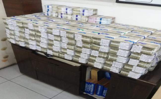 sakshinews's tweet image. నారాయణగూడలో రూ. 8 కోట్లు పట్టివేత 
sakshi.com/news/crime/pol… #TelanganaLokSabhaElections2019 #seizedmoney #narayanguda #NorthZonepolice