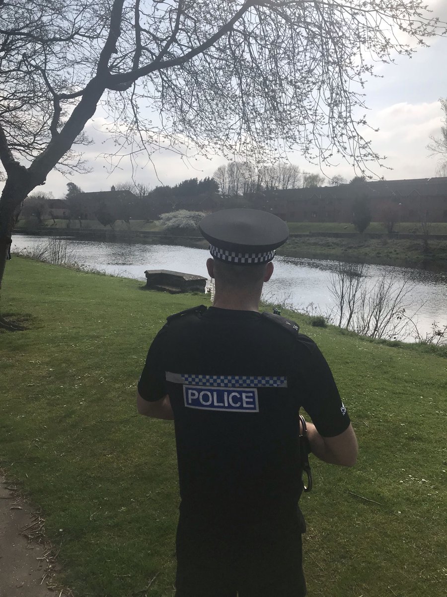 NithsdalePolice's tweet photo. Its a lovely spring day and #Dumfries Community Officers are out on footpatrol. We are patrolling antisocial behaviour hotspots & targeting those involved in retail crime & drug dealing. #communitypolicing #dockpark #rivernith https://t.co/ThlnEByl4c