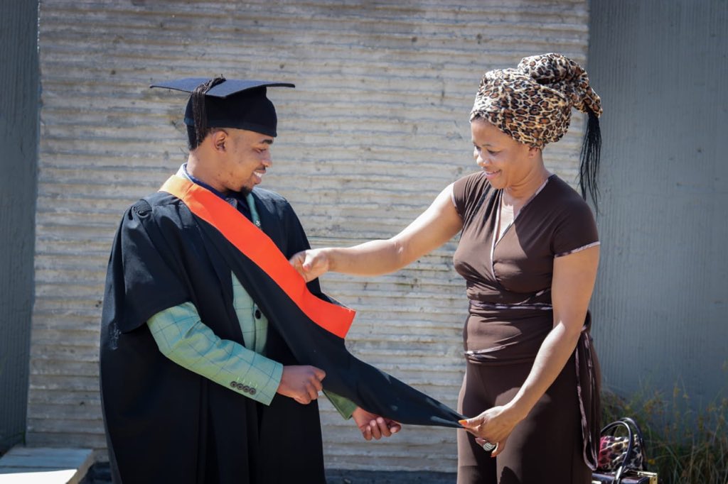 naedi6's tweet photo. Mama I brought the Degree 🎓 home 😊👨‍🎓💃🏽🕺🏻
Thankx for believing in me and for the endless prayers 🙏🏽
#mama i made it!💃🏽🕺🏻
#ByGOD’sGrace😊 https://t.co/bA7j1xoIi9