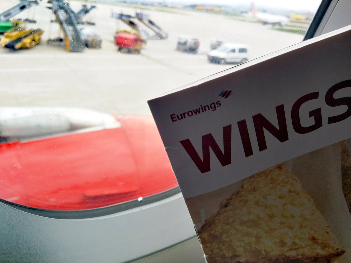 Was stimmt nicht an diesem Bild ? #Nostalgie Moment in einer #Eurowings Maschine. #airberlin #schokoherzen Heute auf dem Weg in eine der schönsten Städte Deutschlands...#Hamburg