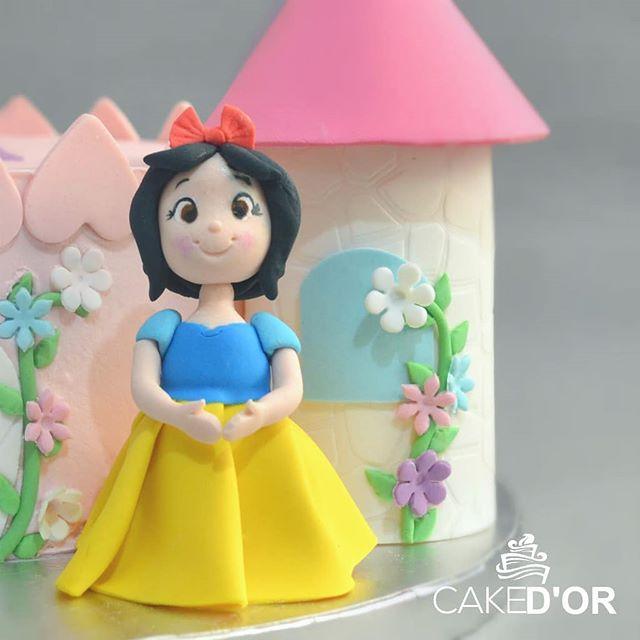 cakedorcouture's tweet photo. Snow White! https://t.co/KqkDYC9U8b https://t.co/kCObdgywpK
