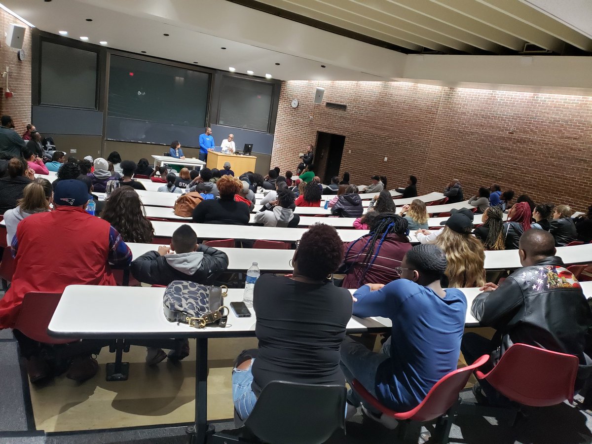 sentinelmentors's tweet photo. Racine is represented well, with youth from all 3 public high schools that will be attending the 2019 Spring Break Black College Tour! #SentinelMentors #GetOnTheBus @uwparkside @HorlickHighSch @Park_Panthers @THECASEEAGLES https://t.co/hHvlIVHRm8