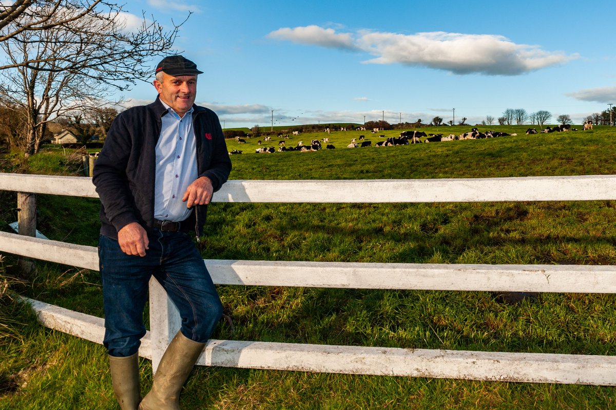 IrishAngusBeef's tweet image. Say hello to our farmers!  👋   Michael Dullea runs a dairy and beef farm in Clonakilty, Co. Cork where he produces #CertifiedIrishAngus beef. Michael is one of 9,000 members of our Certified Irish Angus Beef Scheme &amp;amp; is #OriginGreen Certified 🌱 👩‍👩‍👧‍👧 #IrishBeef