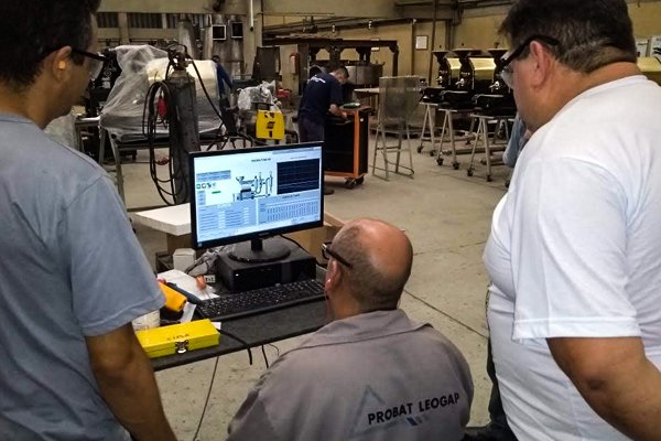 leogaproasters's tweet photo. Muito estudo e planejamento! Aqui na fábrica, toda a equipe está envolvida nos últimos testes com sistema de pós-queima do Probatone 60. 🔥☕
#probat #probatleogap #probatroaster #probatone60 #probatone #roaster #torrador #cafesespeciais #specialtycoffee #cafe https://t.co/z2QPwgc9c8