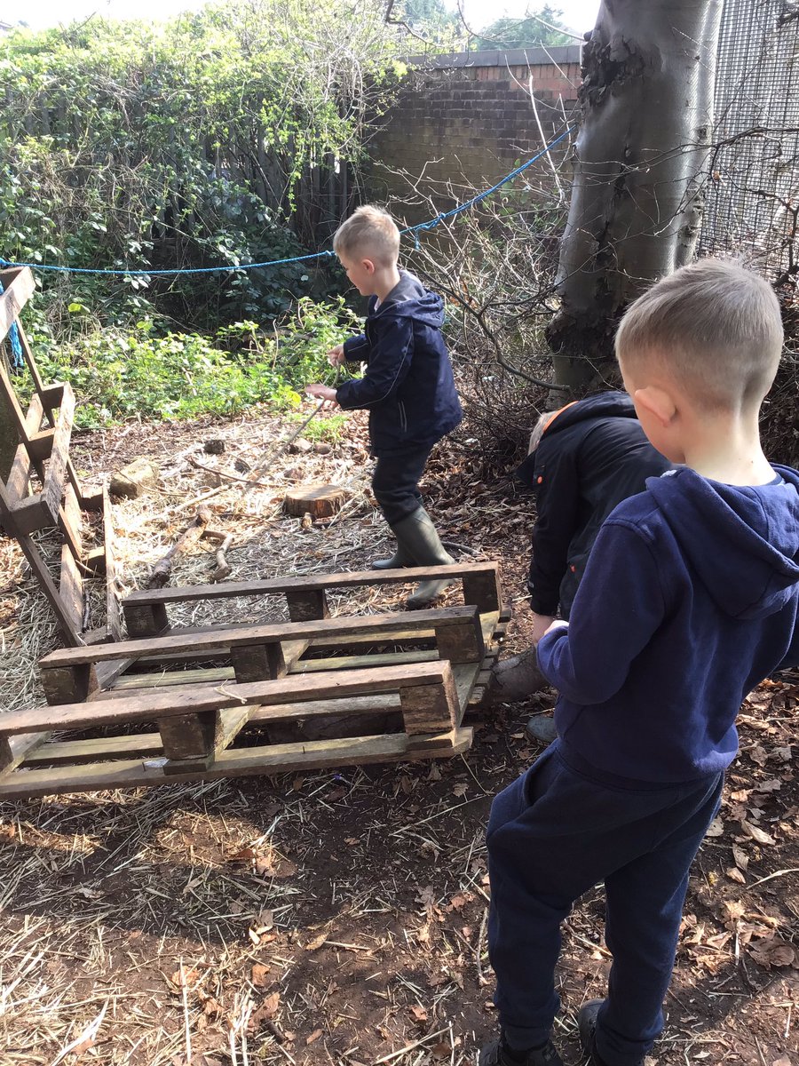 CooksterDebbie's tweet photo. Making mud castles, building, drumming... it all goes on @RowParkAcademy #forestschool https://t.co/Mj31rONPK5
