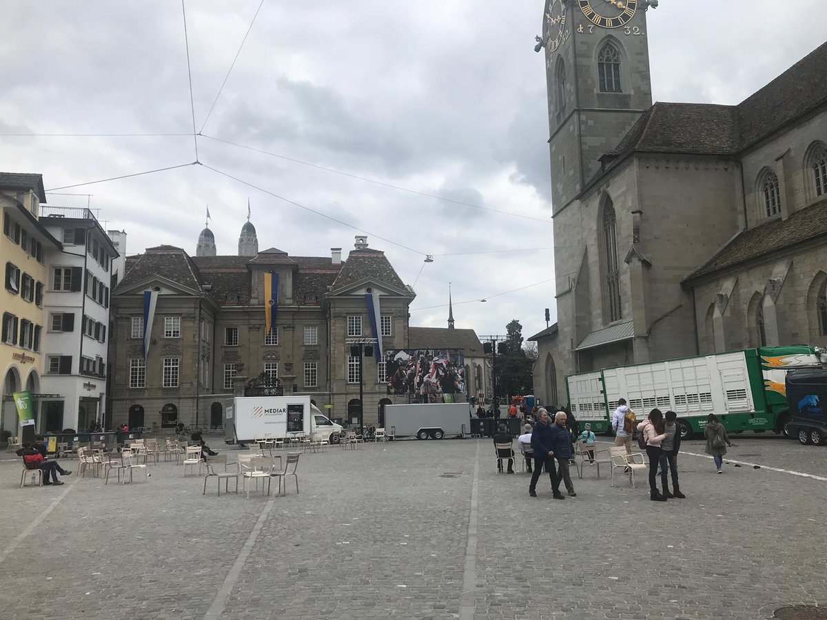 StadtpolizeiZH's tweet photo. Wer heute gegen 18.00 Uhr keinen Platz mehr findet rund um den #Sechseläutenplatz, kann auch hier am #Münsterhof im Public Viewing zuschauen, wie es dem #Boegg an den Kragen geht. Wir halten euch über die Platzverhältnisse auf dem Laufenden. #Sechselaeuten ^spa https://t.co/UDeBMkkC6U