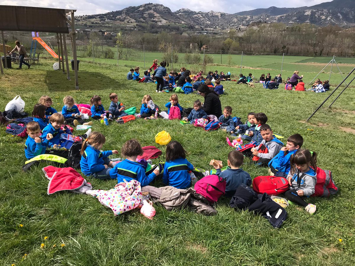 FEDACSantVicenc's tweet photo. I després d'un dia ple d'emocions coneixent les abelles i elaborant mel, per fi ens toca menjar i agafar forces per tornar a casa! #casadelesabelles #junts #passióxeducar #avuixdemà https://t.co/8WVlO7h6ia