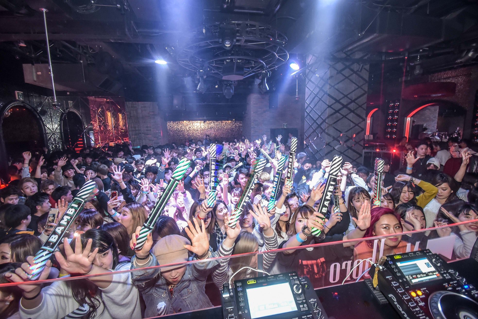 Dj Noto やってきましたよー グルビのバンビはゲツヨウビ 今夜も大きな声でよろしくです 通常より とてもお得 になる ゲスト 割引 で入場希望の方は キーワード をお伝え致します どなたでもお気軽にdmくださーい ご招待致します