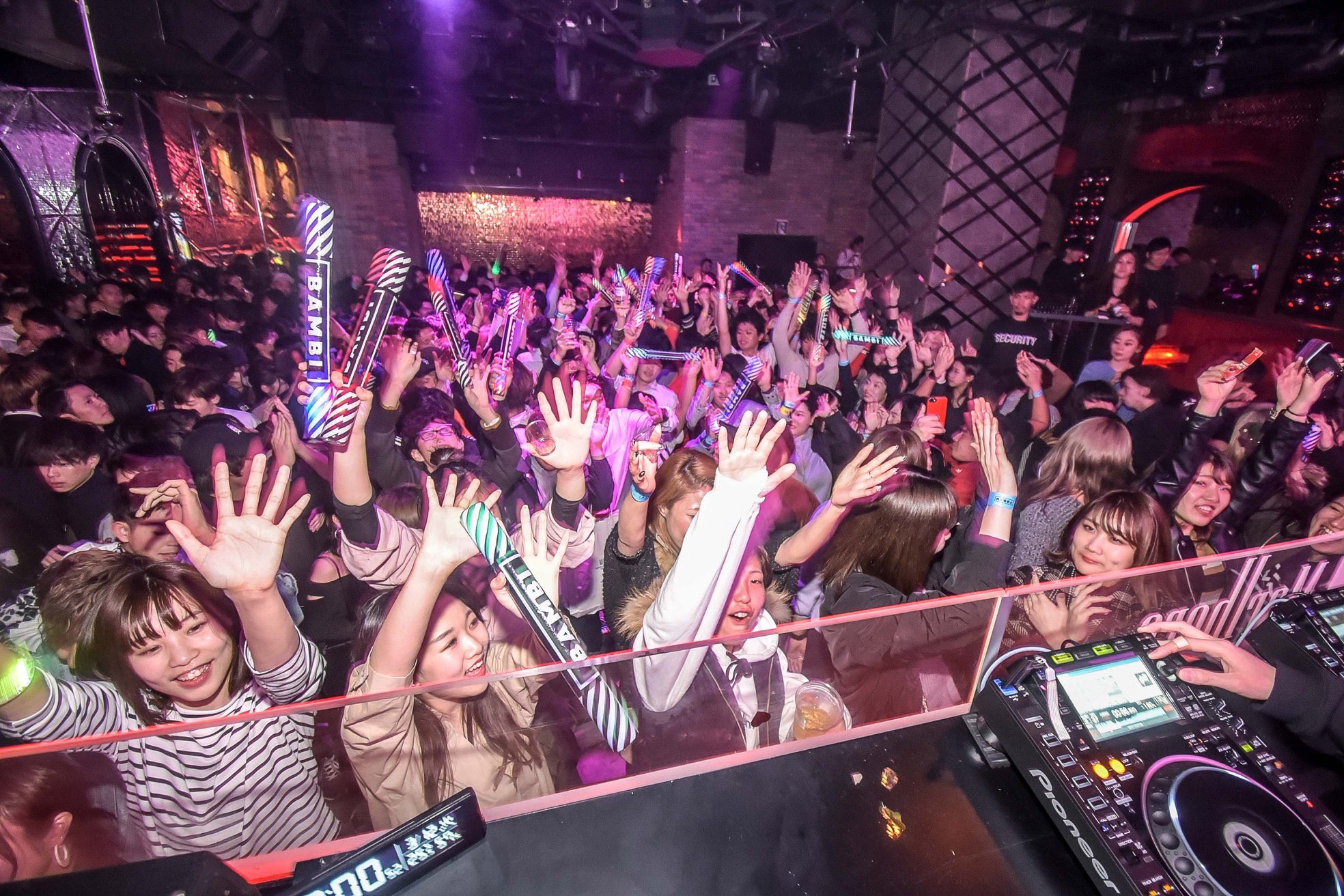 Dj Noto やってきましたよー グルビのバンビはゲツヨウビ 今夜も大きな声でよろしくです 通常より とてもお得 になる ゲスト 割引 で入場希望の方は キーワード をお伝え致します どなたでもお気軽にdmくださーい ご招待致します