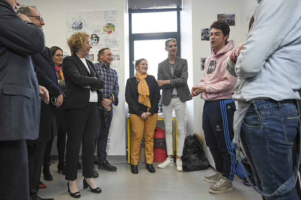 jeanmarie_marx's tweet photo. Rencontre avec les bénéficiaires de la Garantie Jeune de la mission locale de #Carhaix en Bretagne. Un maillage territorial et une proximité avec les acteurs exemplaires ! Avec @murielpenicaud et @RichardFerrand. https://t.co/DZysRb93H9