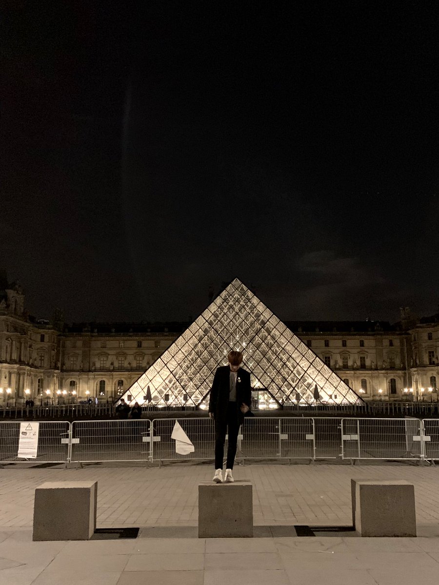 AteezDel's tweet photo. @ATEEZofficial [@ATEEZofficial | 190408]

[Jongho] El viaje a Paris de Jongho ❤️🧡💛💚💙💜
#ATEEZ #에이티즈

Lamento no haber podido traducir en un tiempo, por temas de universidad mi tiempo se a visto reducido 😔

Cred. @ATZtrans ; @sam_ptgsk
Trad. @AteezDel 
🍁 https://t.co/ZPGTyvSIvu
