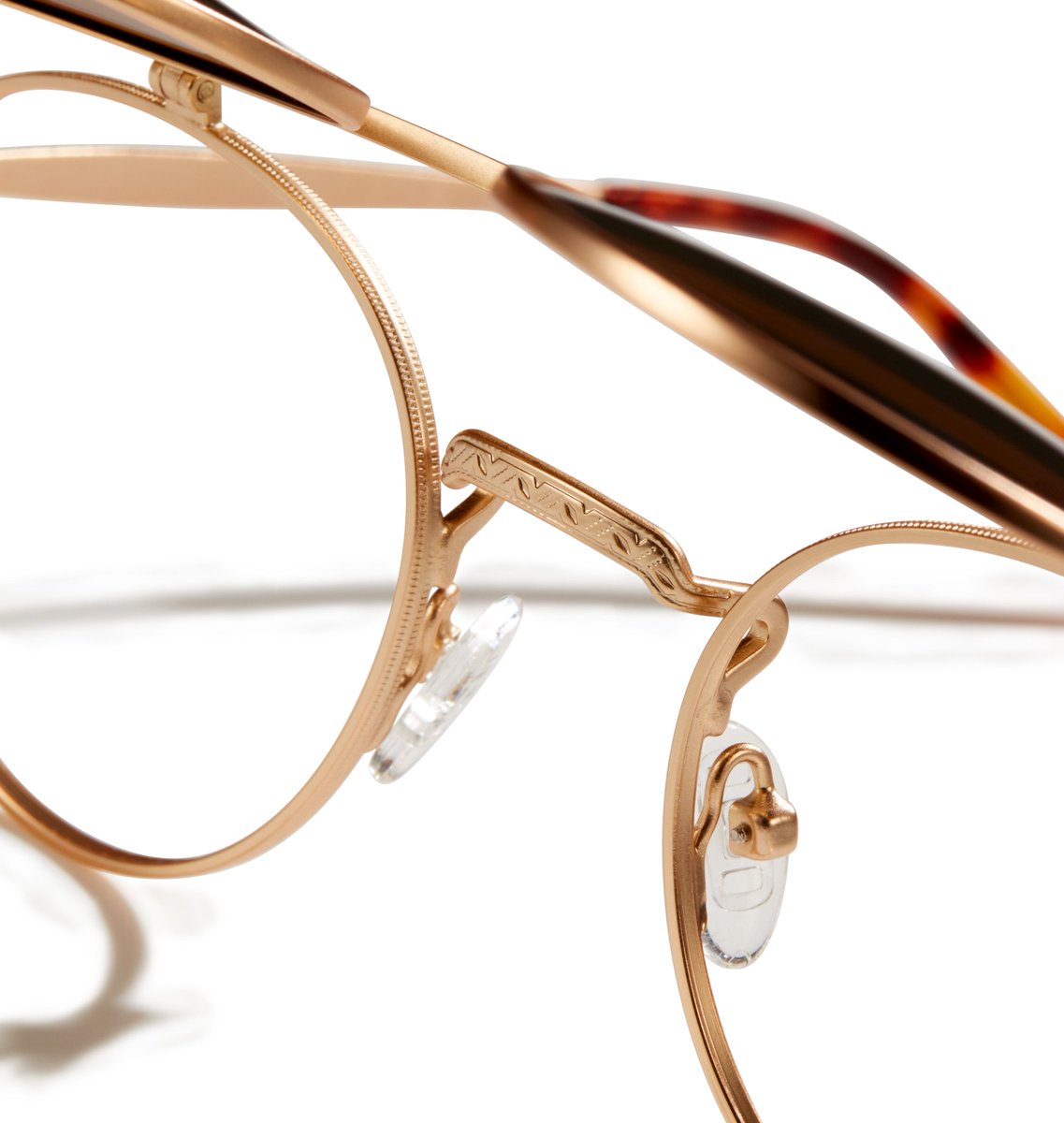 It's all about the details with Champion from the Vault.
.
.
.
#lamyamericaeyewear #champion #fromthevault #limitededition #details #optical #flipdetails #goldframes